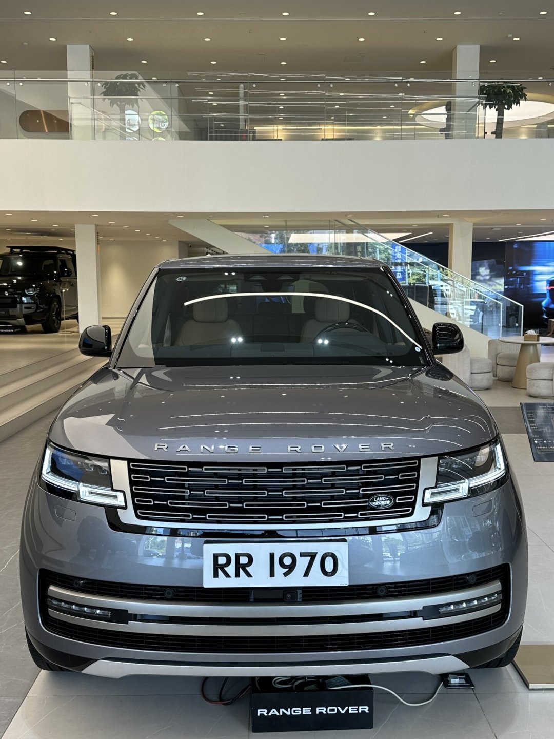 落地180万,收车130万:准新揽胜扎堆,这个漏能捡但有四个坑