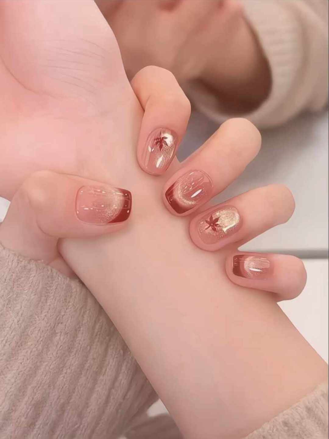 猫眼美甲这么火,自己涂却总灰蒙蒙?问题多半出在磁铁和磁粉上