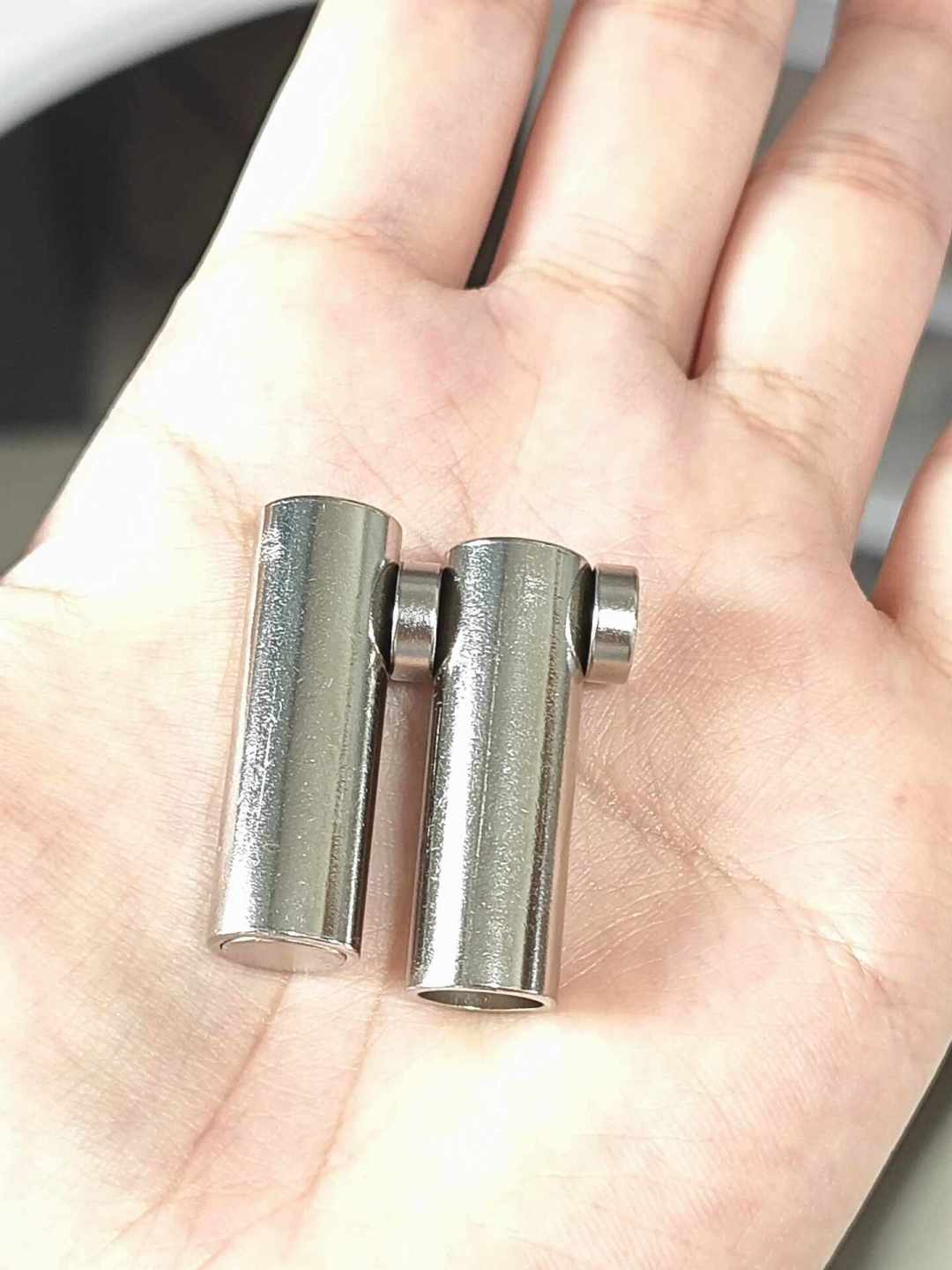 猫眼美甲这么火,自己涂却总灰蒙蒙?问题多半出在磁铁和磁粉上