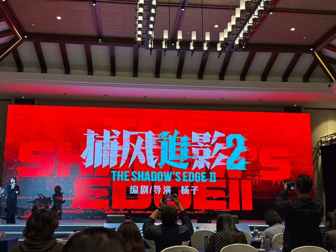 不是明星，职业而已——68岁的梁家辉，为何靠“被偶遇”刷屏