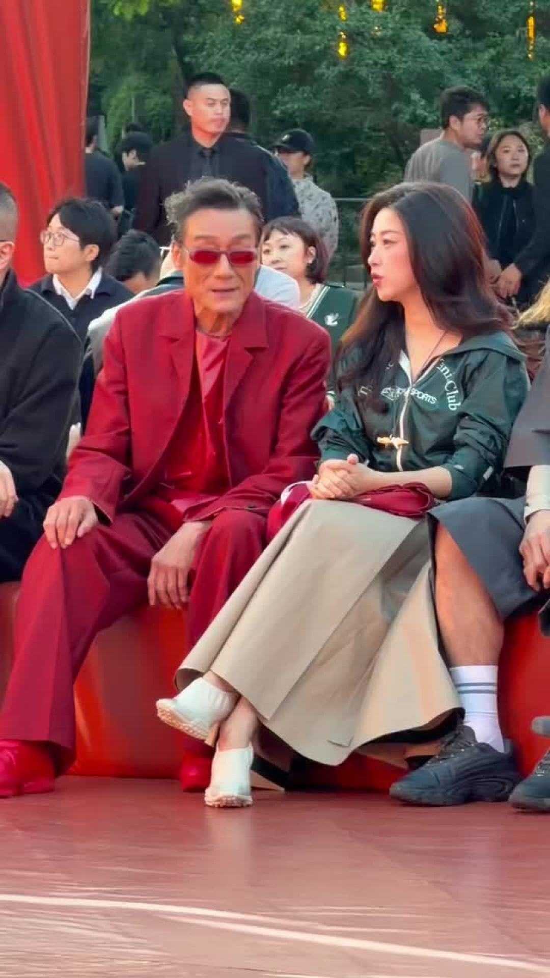 不是明星，职业而已——68岁的梁家辉，为何靠“被偶遇”刷屏