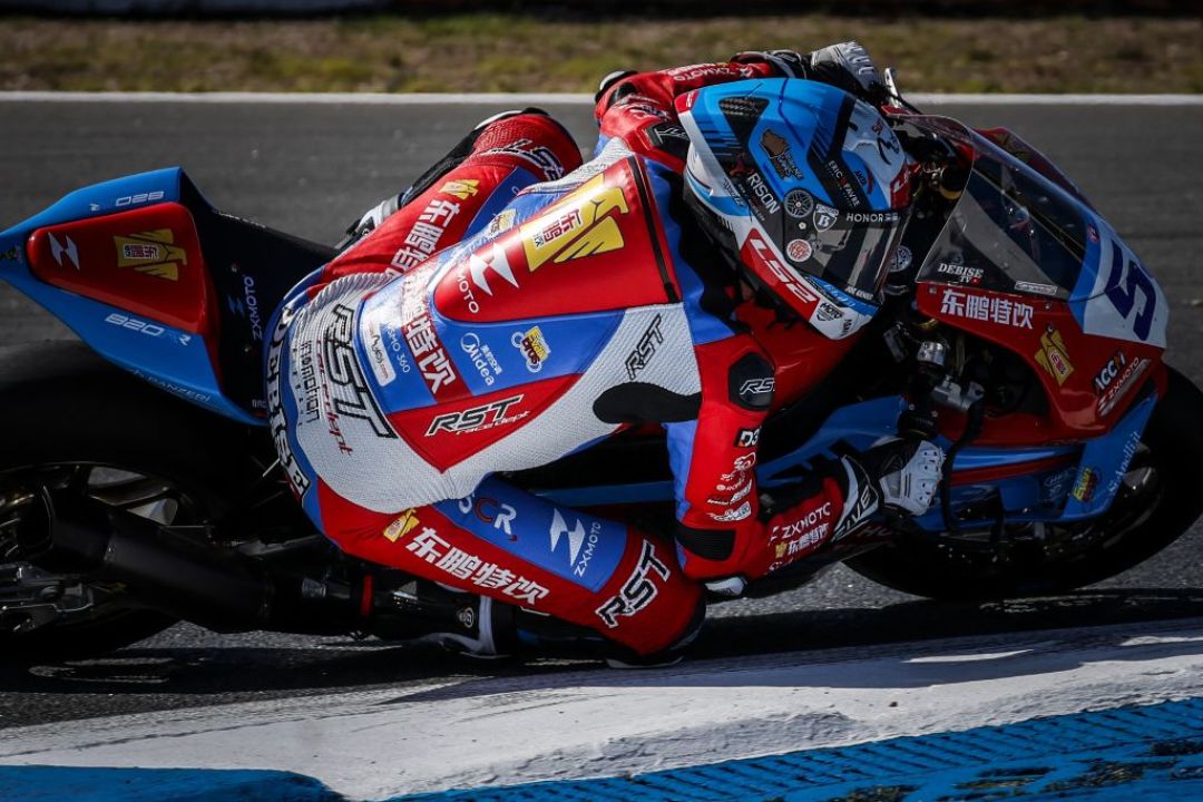 WSBK收官!德比斯那顶“没赞助商”的LS2到底什么来头?