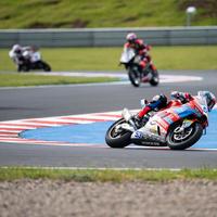 WSBK收官！德比斯那顶“没赞助商”的LS2到底什么来头？