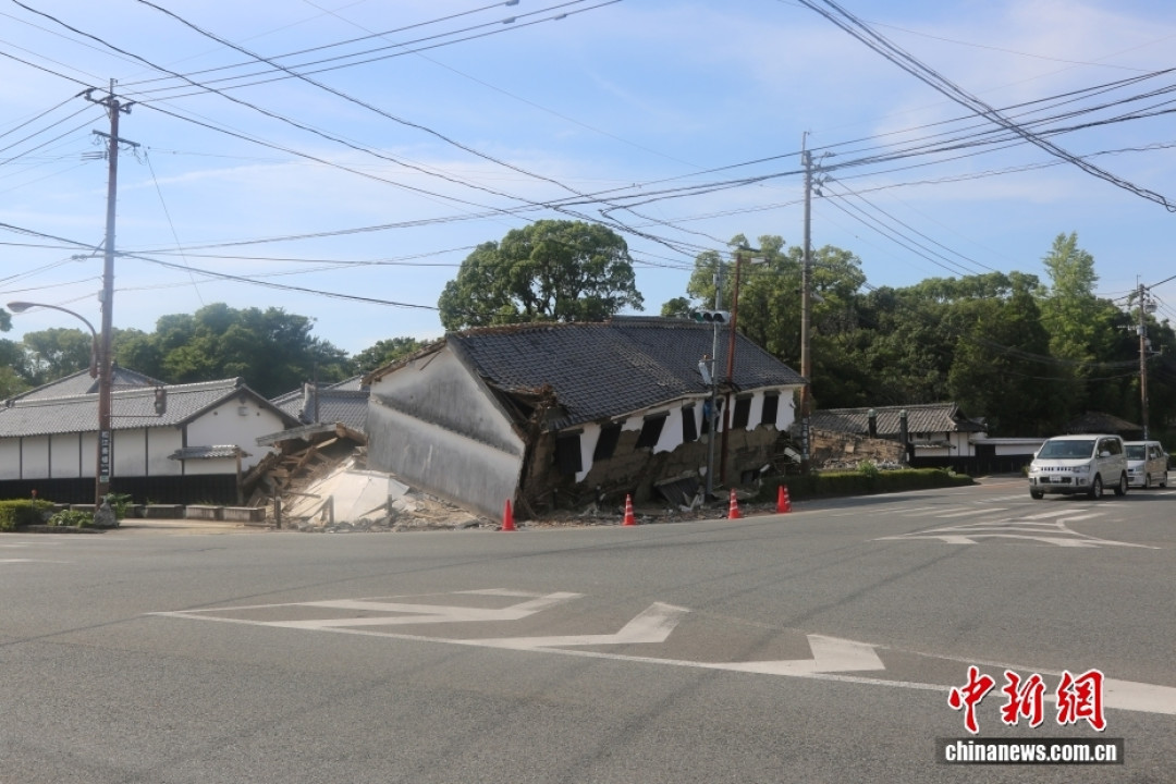 熊本县7.1级地震中倒塌的房屋（中新社记者 朱晨曦 摄）