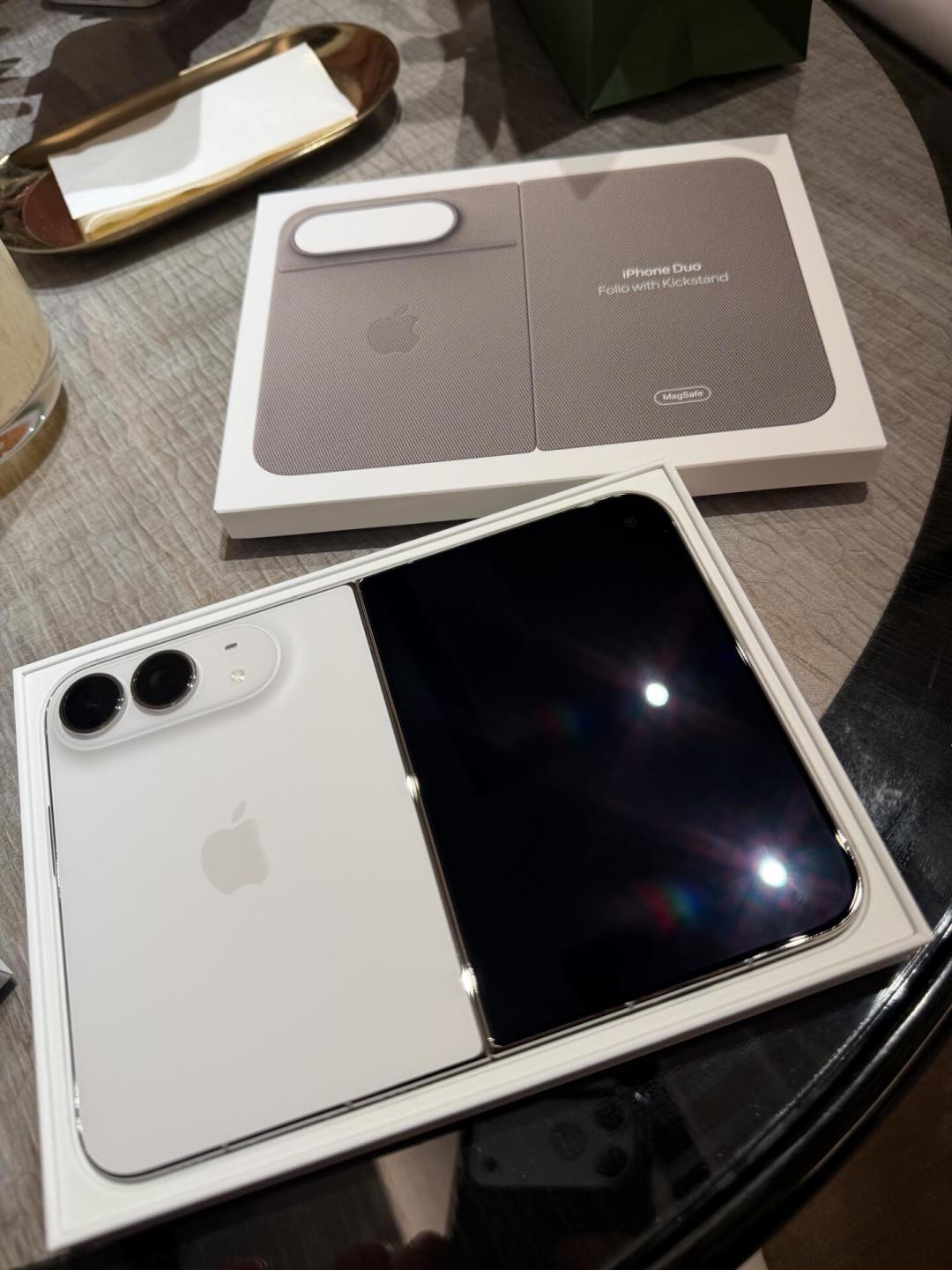 折叠机史上最高5分:iPhone Duo能修,维修单11998