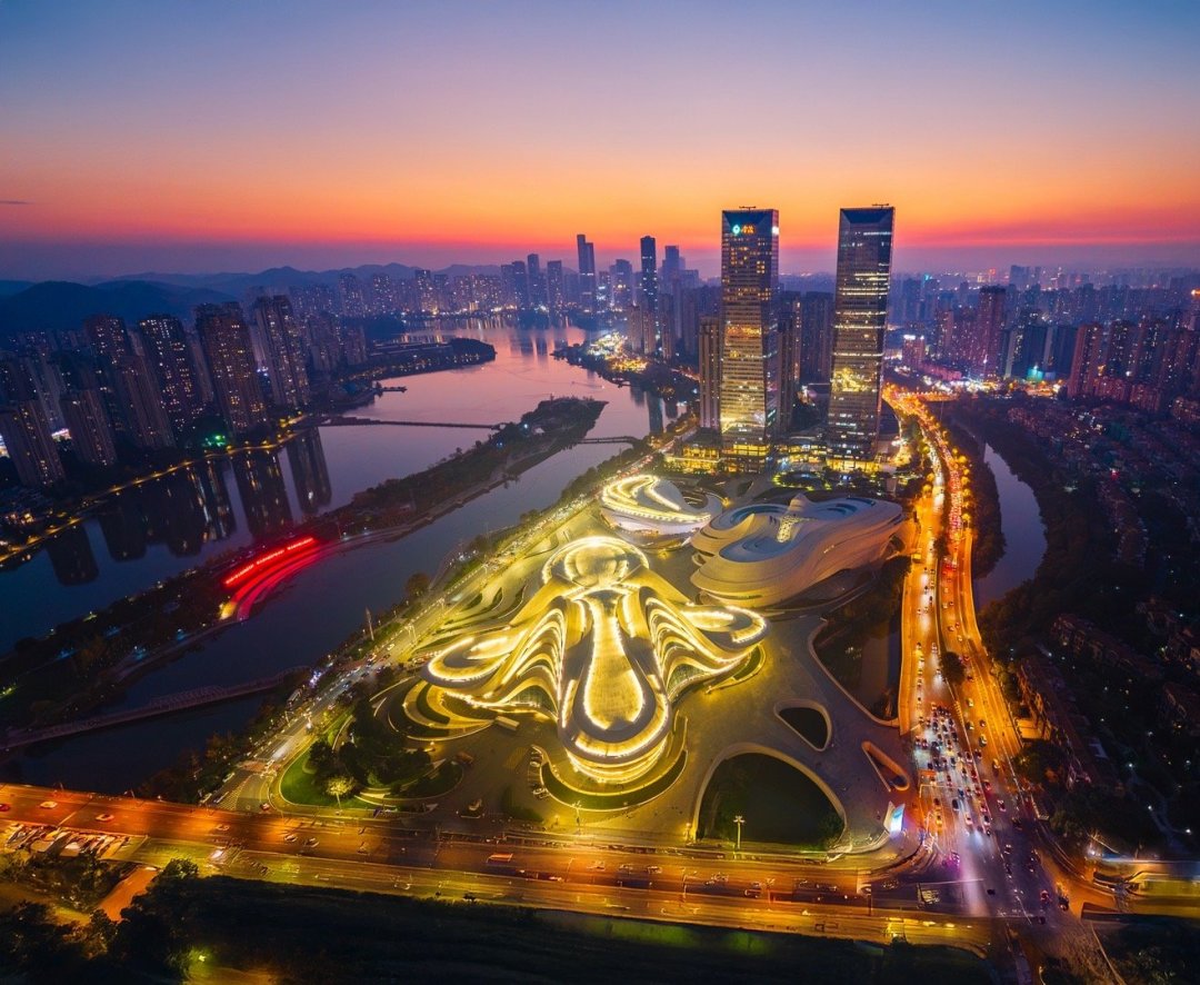 日落越来越早,航拍最值钱的20分钟到了:蓝调夜景照着拍