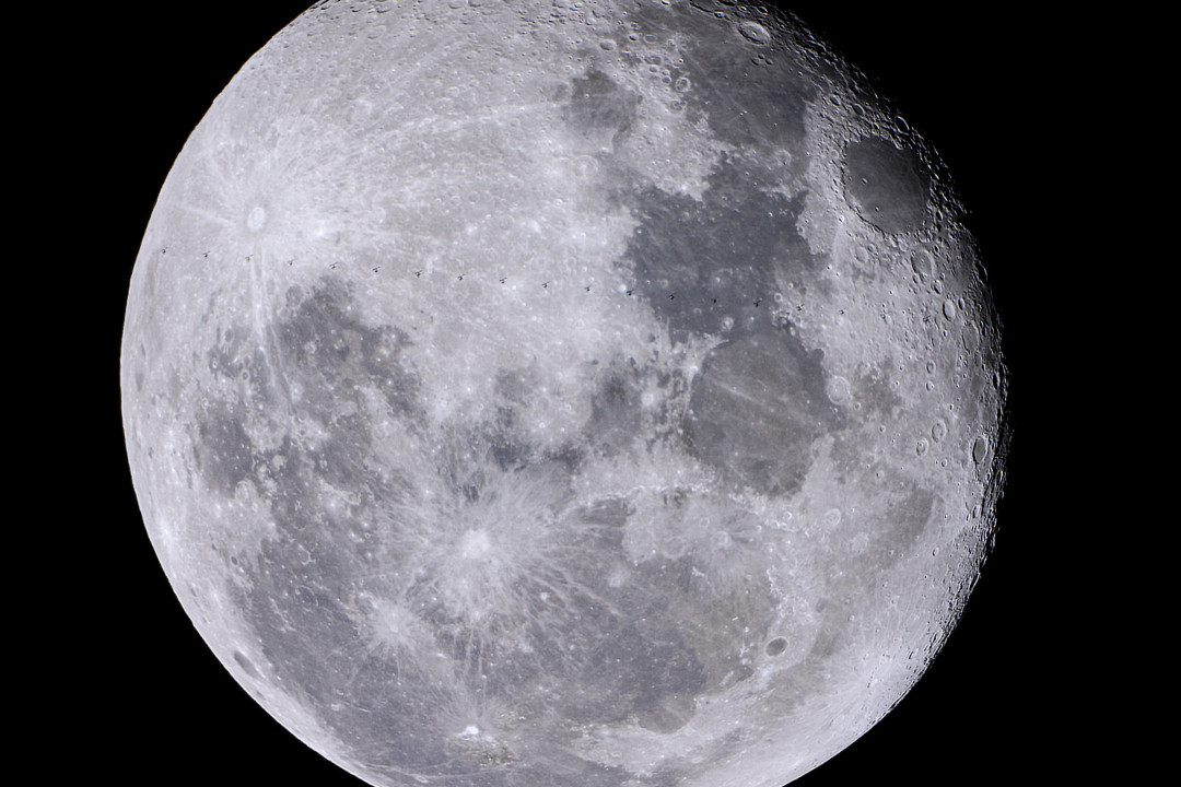 空间站掠月只有0.5秒：黑点不是UFO，你的星特朗才对路