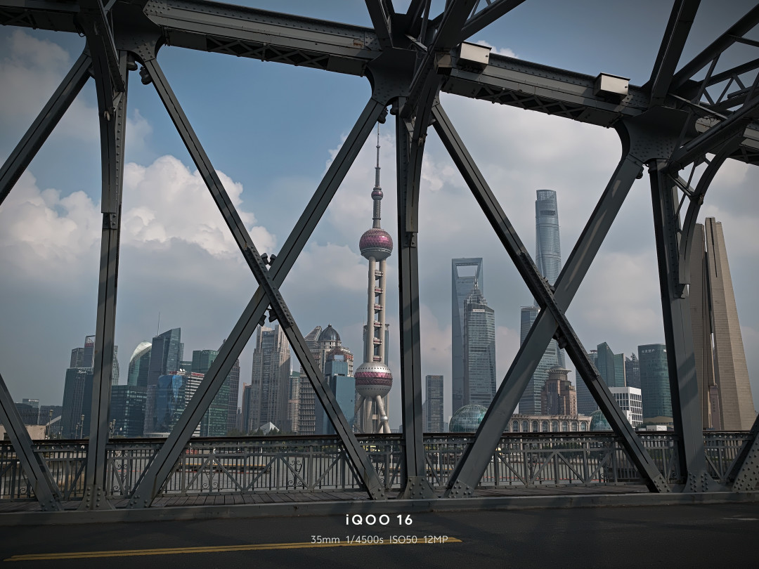 熟悉的性能旗舰,不一样的游戏体验,iQOO 16 这次有哪些值得细说的变化?