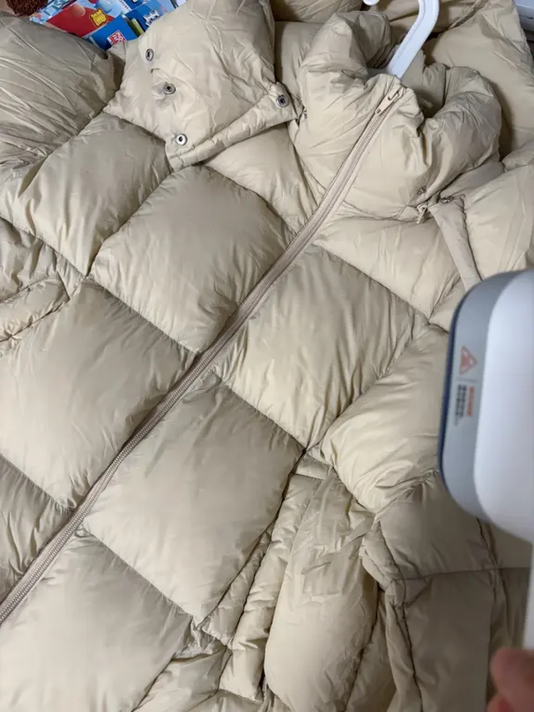 妈妈把羽绒服从压缩袋翻出来一抖就瘪了:央视网都劝停,但这袋子真别扔