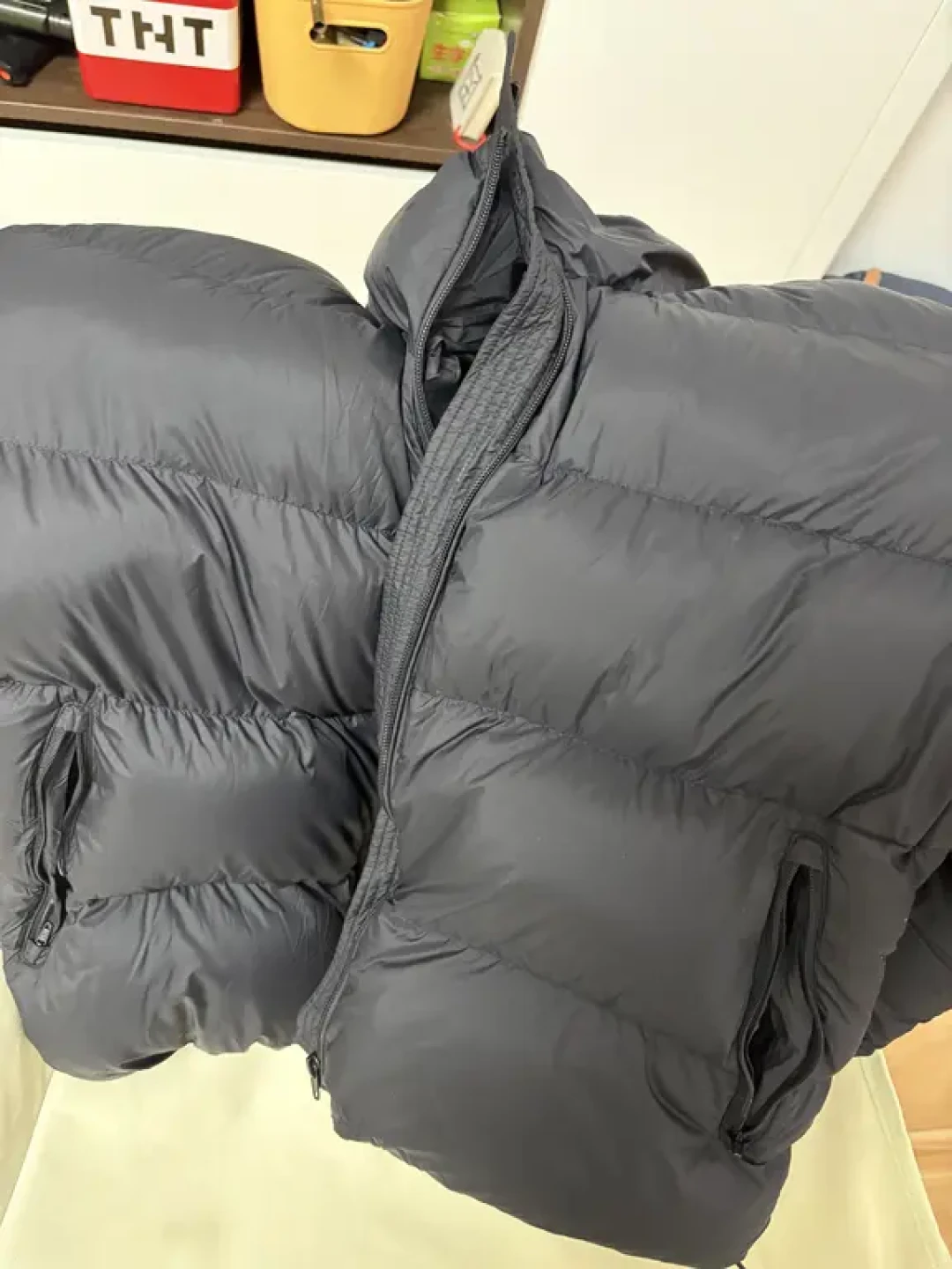 妈妈把羽绒服从压缩袋翻出来一抖就瘪了:央视网都劝停,但这袋子真别扔