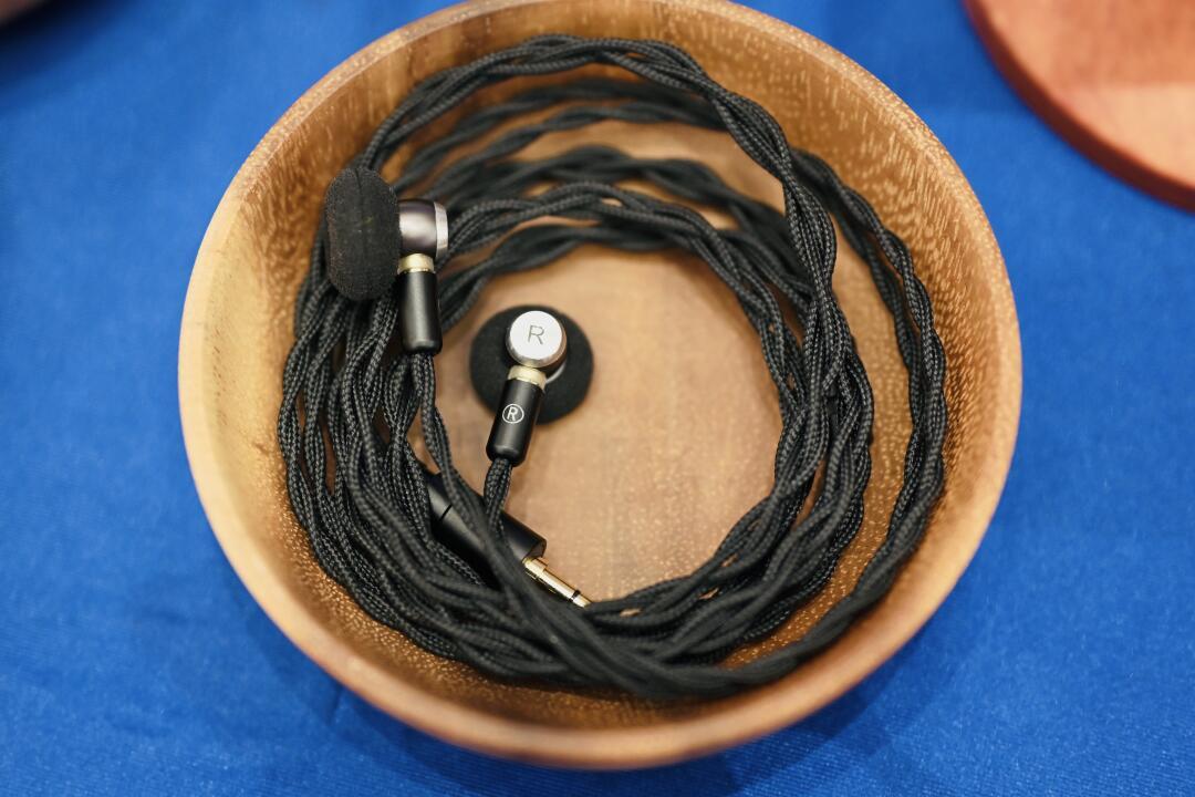 SIVGA M500 十一月上市:展台上最稳的,偏偏是一副平头塞