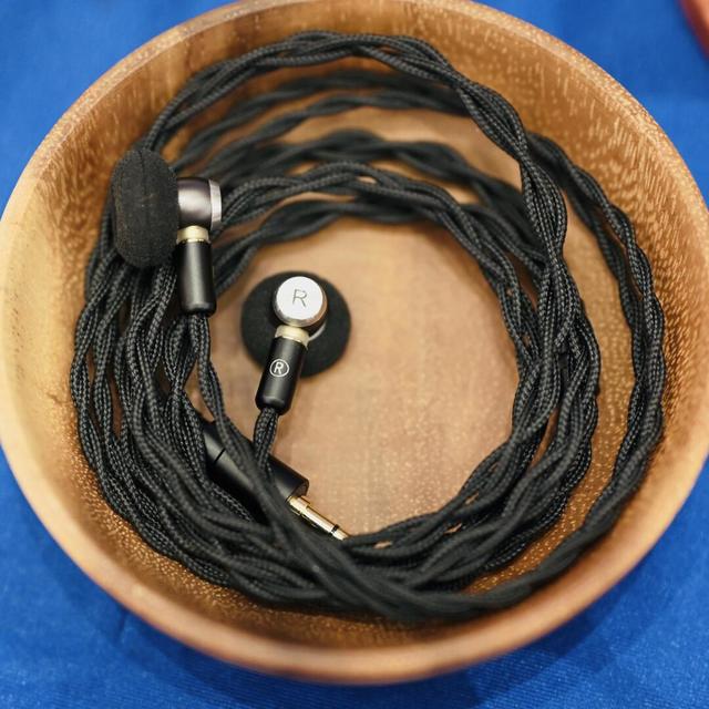 SIVGA M500 十一月上市：展台上最稳的，偏偏是一副平头塞