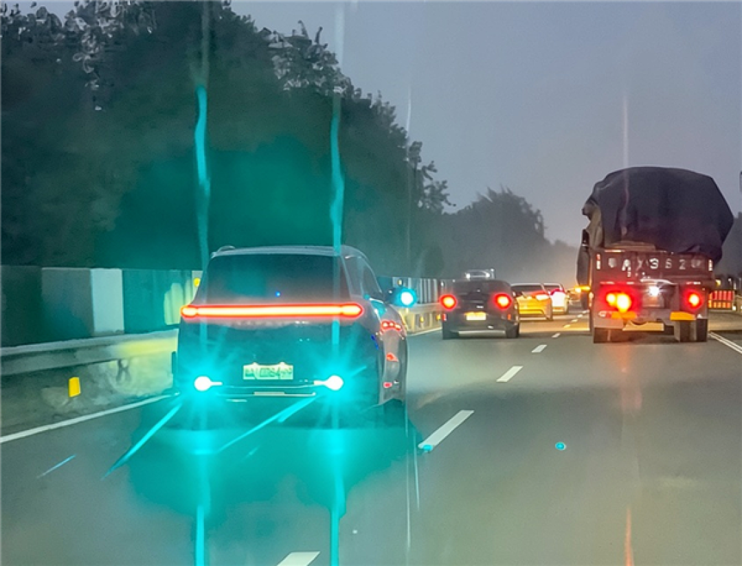 智驾小蓝灯新国标要来!L3以上才能装:车辆行驶中不允许显示表情包