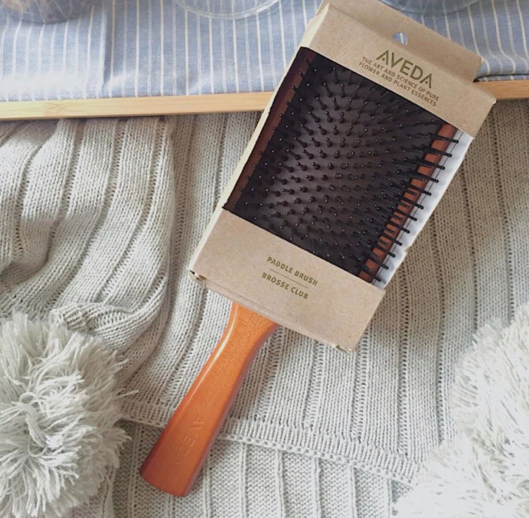 同一瓶 Aveda 1L：专柜 590，中免领券能到 252，双11 前先把渠道账算清
