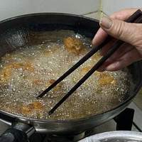 双层不锈钢碗装热油，碗一炸，最先烫的是端碗那只手