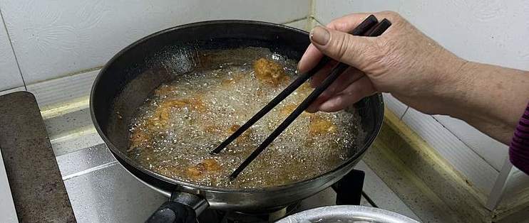双层不锈钢碗装热油，碗一炸，最先烫的是端碗那只手