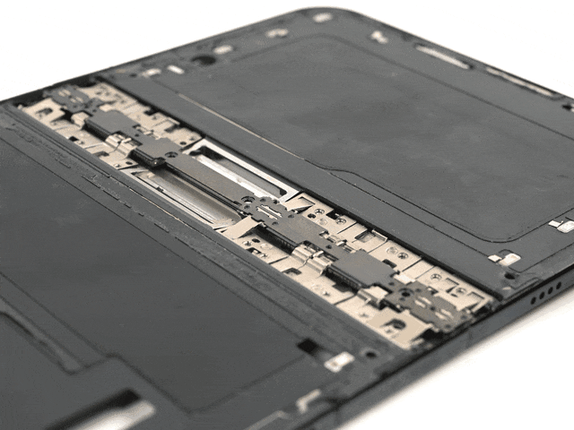 iFixit拆解实锤:iPhone Duo裂屏亮线原因找到!铰链顶压造成应力集中