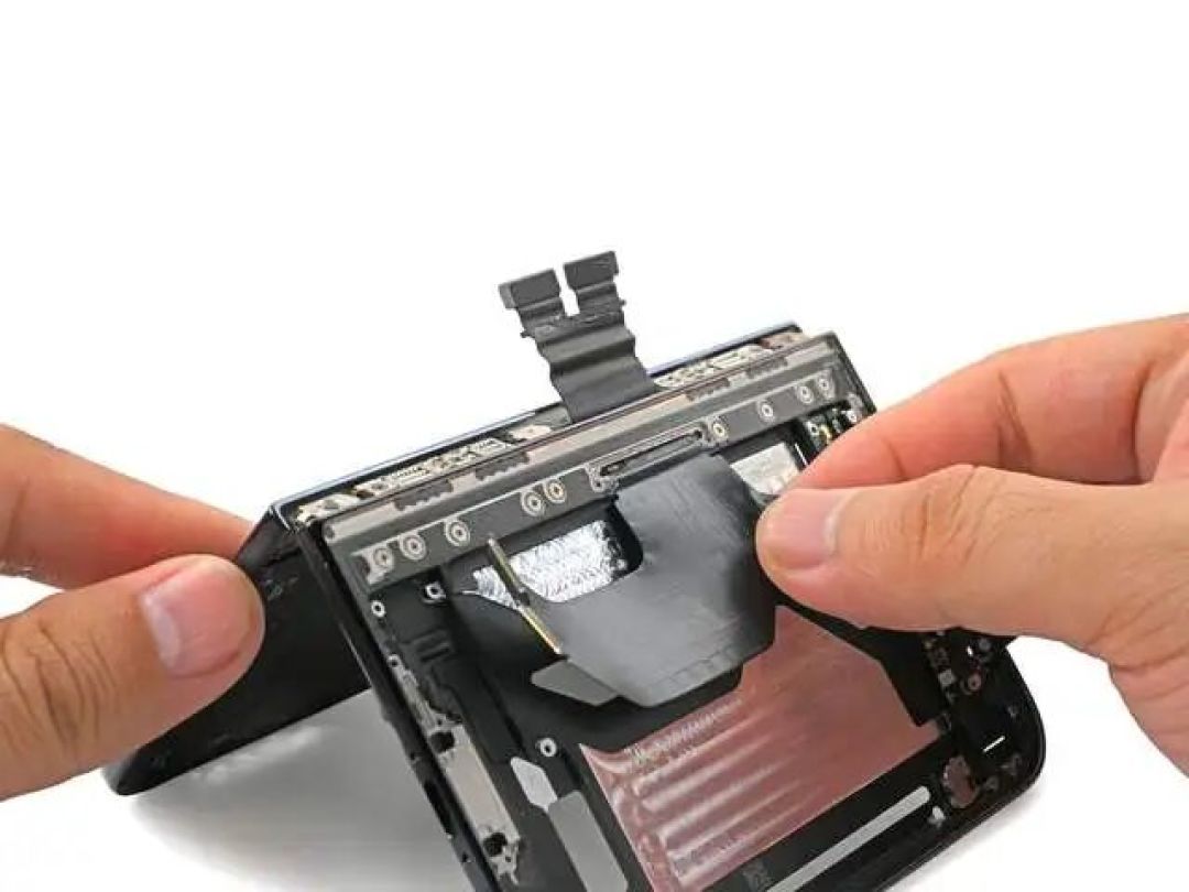 iFixit拆解实锤:iPhone Duo裂屏亮线原因找到!铰链顶压造成应力集中