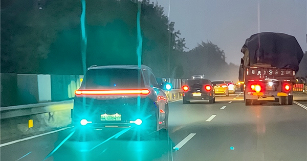 智驾小蓝灯新国标要来！L3以上才能装：车辆行驶中不允许显示表情包