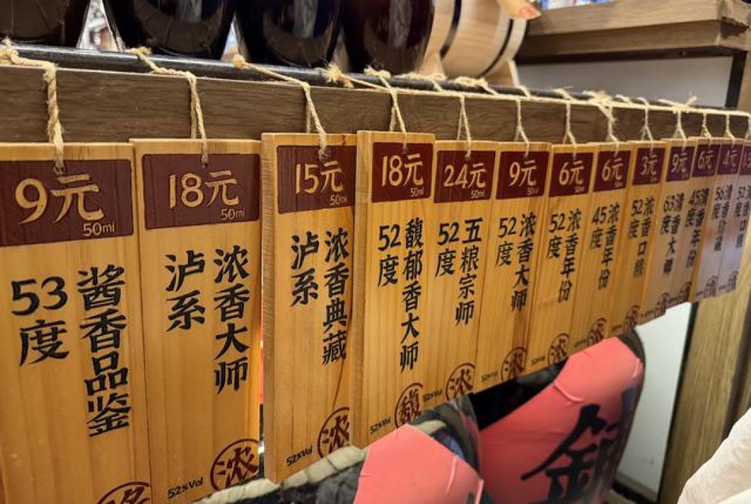 酒桌正在换规矩：该扔的劝酒令，该学的敬酒礼