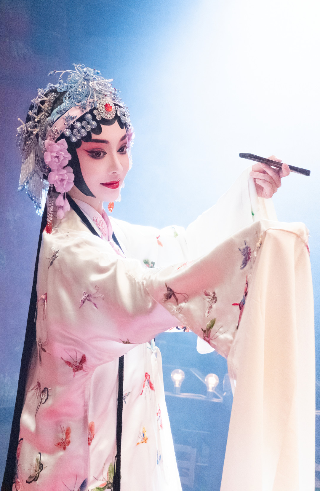 演技的「审判庭」搬到了侧拍里:这个十月刷屏的哭戏花絮,哪些是演技、哪些是营销?