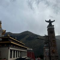 317上被当成服务区的小镇，半山腰有座“第二布达拉宫”