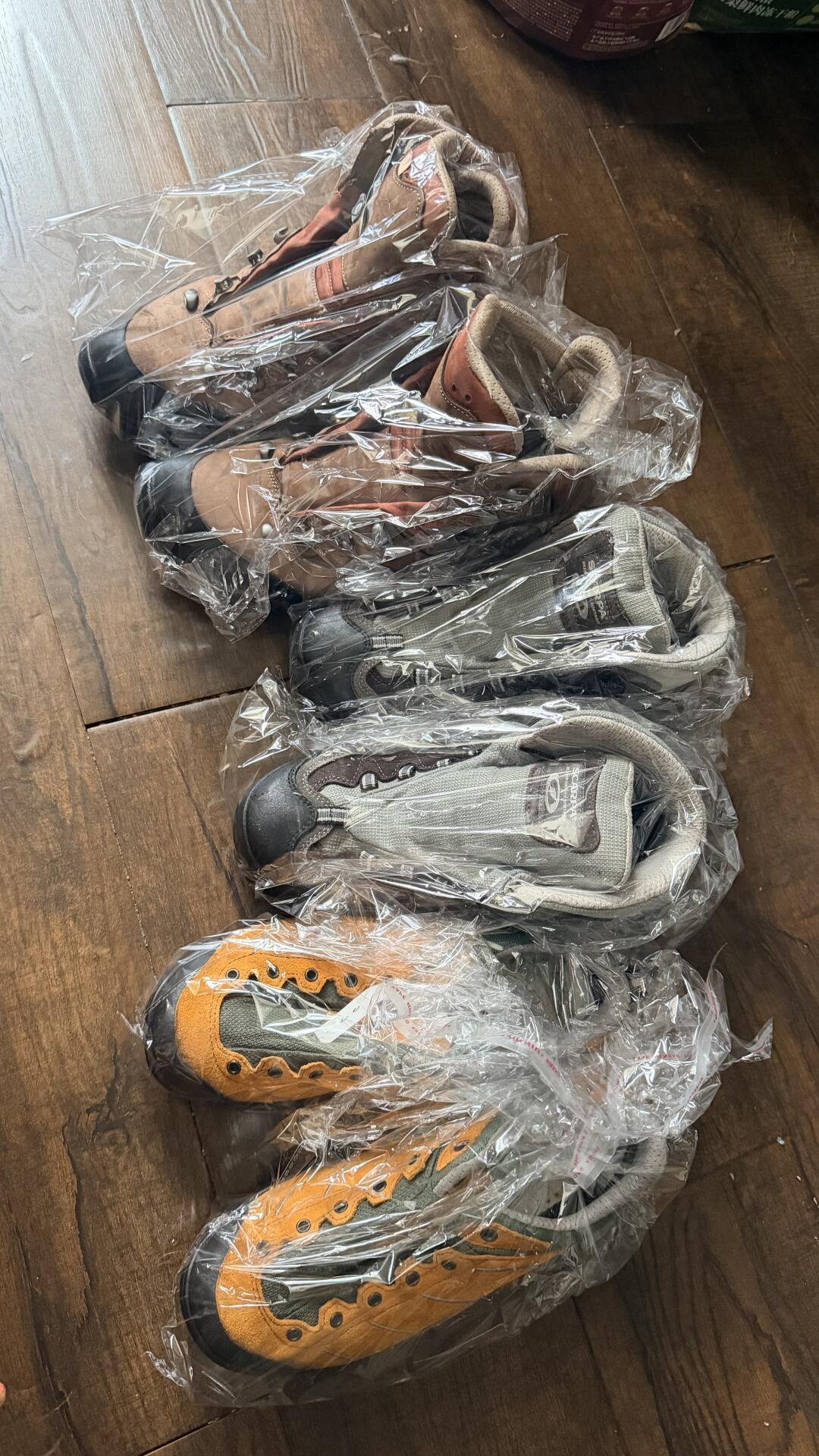 放了19年的LOWA，吊牌还在，中底先烂了