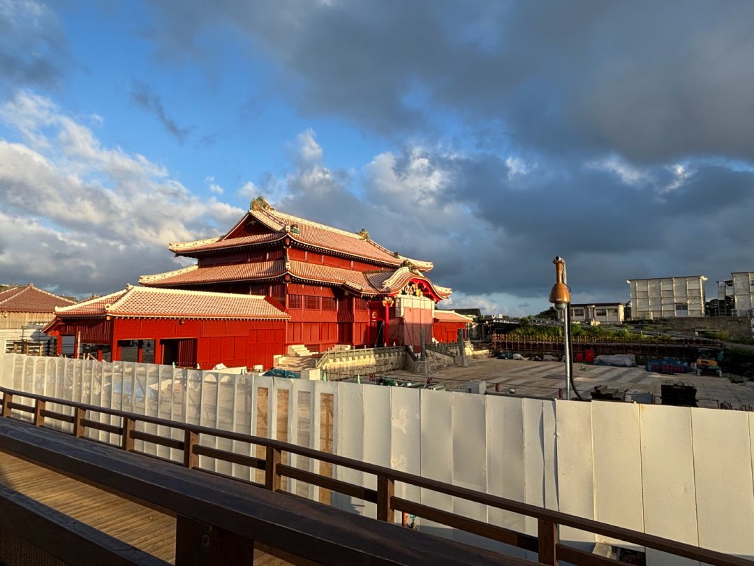 首里城正殿11.23重开,门票400日元涨到1000日元:但这块世遗牌匾本来就不认木头大殿——冲绳出发前,先把身份、价签、预约、时段四本账对完
