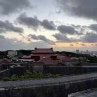 首里城正殿11.23重开，门票400日元涨到1000日元：但这块世遗牌匾本来就不认木头大殿——冲绳出发前，先把身份、价签、预约、时段四本账对完
