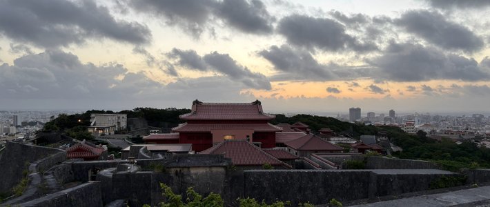 首里城正殿11.23重开，门票400日元涨到1000日元：但这块世遗牌匾本来就不认木头大殿——冲绳出发前，先把身份、价签、预约、时段四本账对完