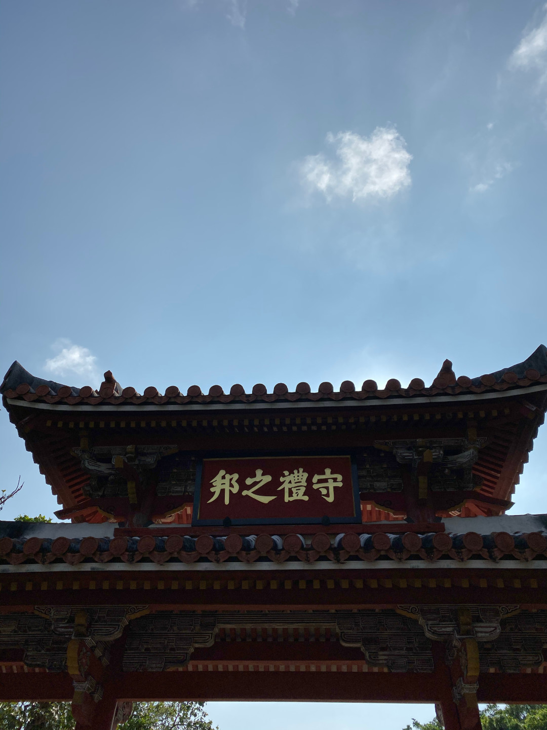 首里城正殿11.23重开,门票400日元涨到1000日元:但这块世遗牌匾本来就不认木头大殿——冲绳出发前,先把身份、价签、预约、时段四本账对完