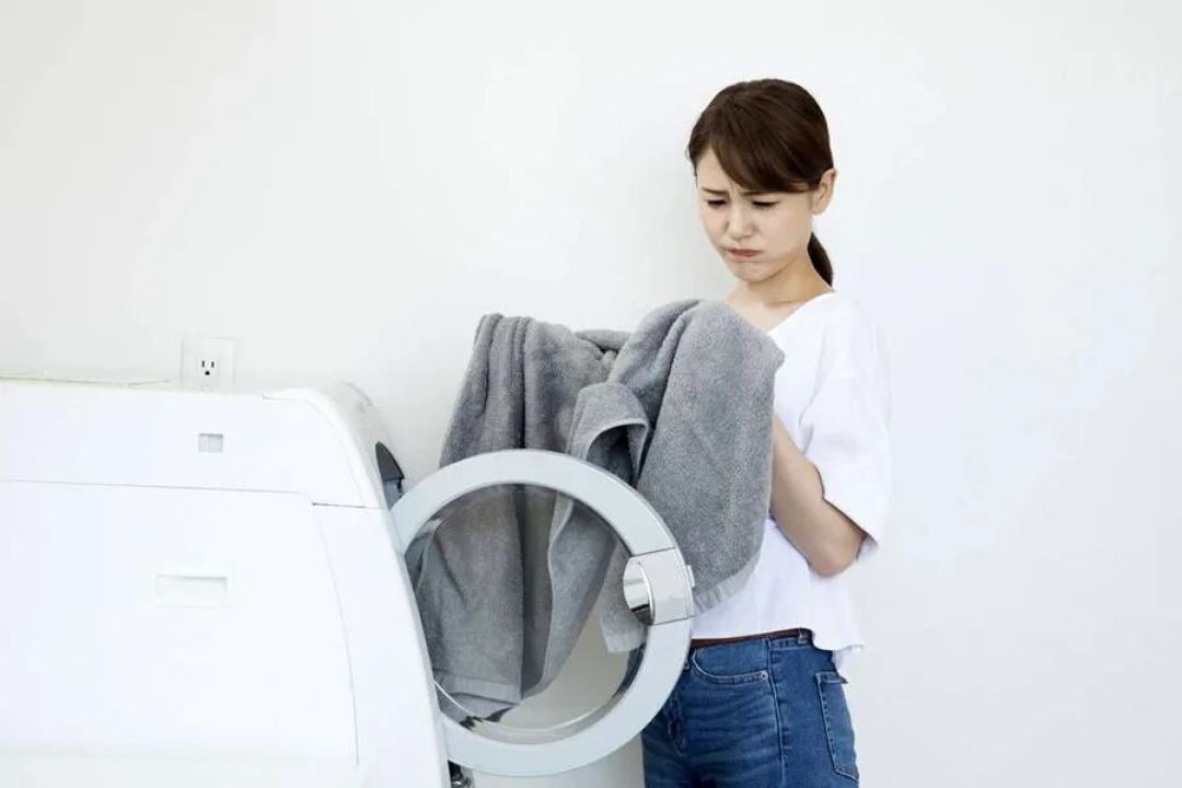 婆婆亲授冬季室内晾衣5妙招!不靠干衣机,衣物一样干燥快、不发臭,太高明了