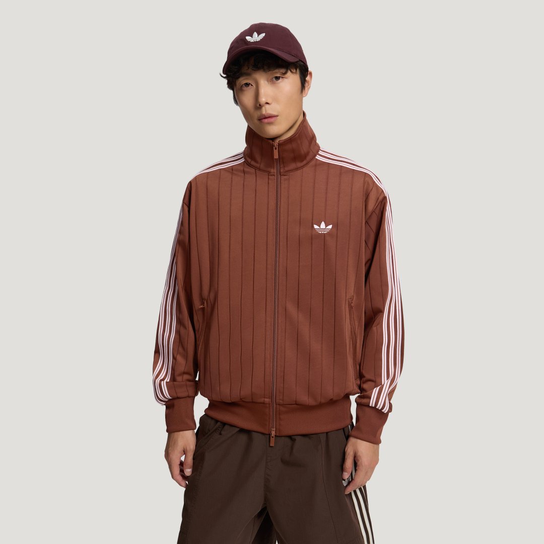 同样是三条杠运动外套，为什么有人穿成复古运动风，有人穿成了校服