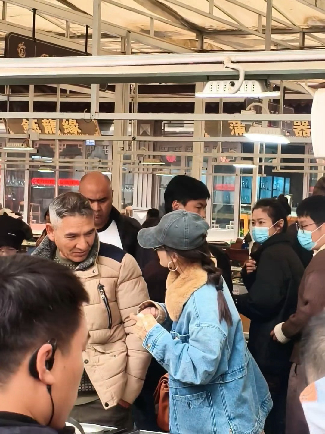 岳云鹏在和田玉巴扎,听到报价后表情没绷住