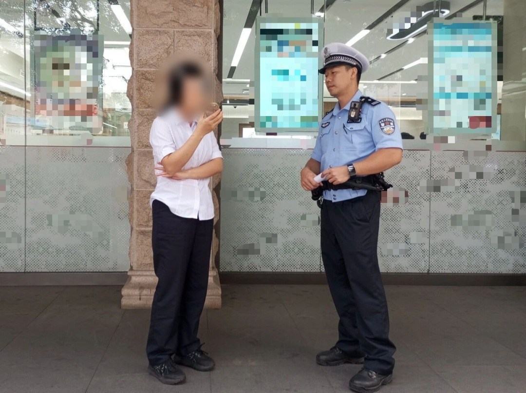 开辅助驾驶吃东西还自拍,柳州交警找上门了