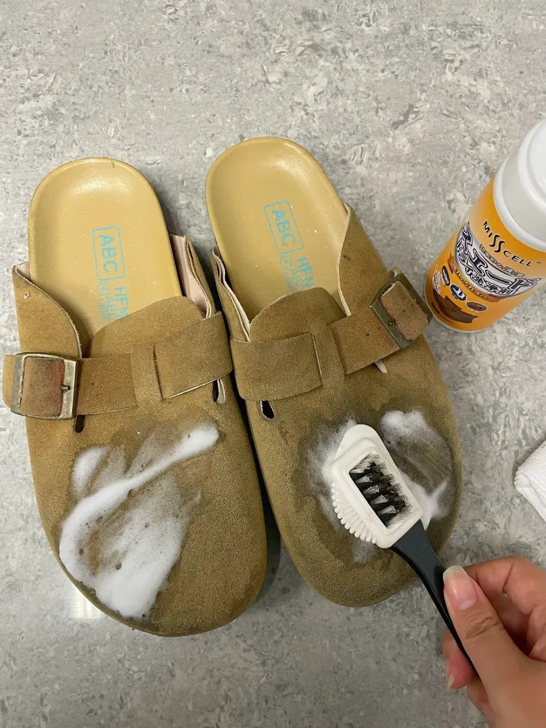 刚翻出来的翻毛皮鞋别急着水洗：水印发硬泛黄多半是洗出来的，先干刷再点清洁剂