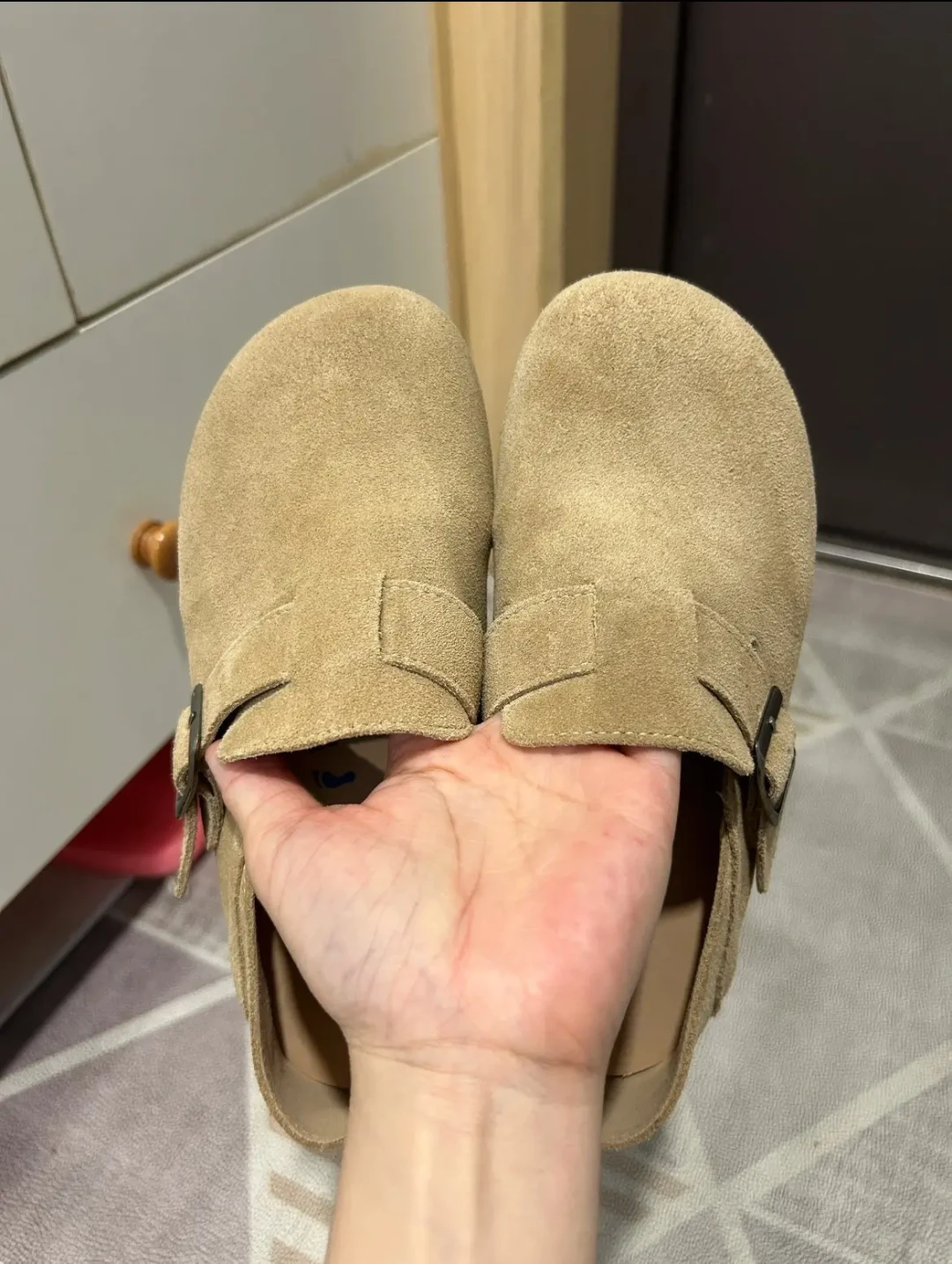 刚翻出来的翻毛皮鞋别急着水洗：水印发硬泛黄多半是洗出来的，先干刷再点清洁剂