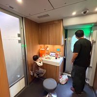 带娃坐高铁，为什么有人买了商务座，却在厕所门口待了2个半小时