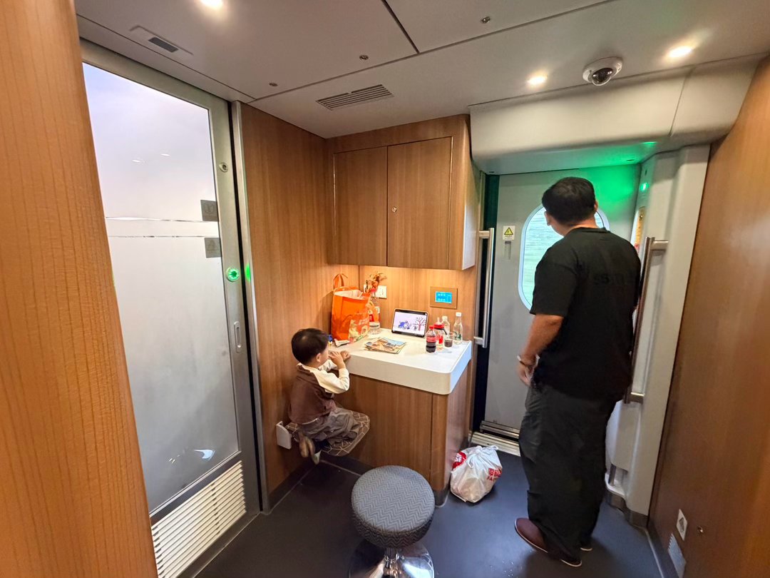 带娃坐高铁,为什么有人买了商务座,却在厕所门口待了2个半小时