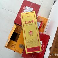 国窖1573晶彩910元首发：酒质和经典版完全一样，先分清四道价签与三支晶彩，再搞懂你多付的钱买的是什么