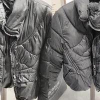 别急着把羽绒服送进干洗店：翻开水洗标，它写着"不可干洗"
