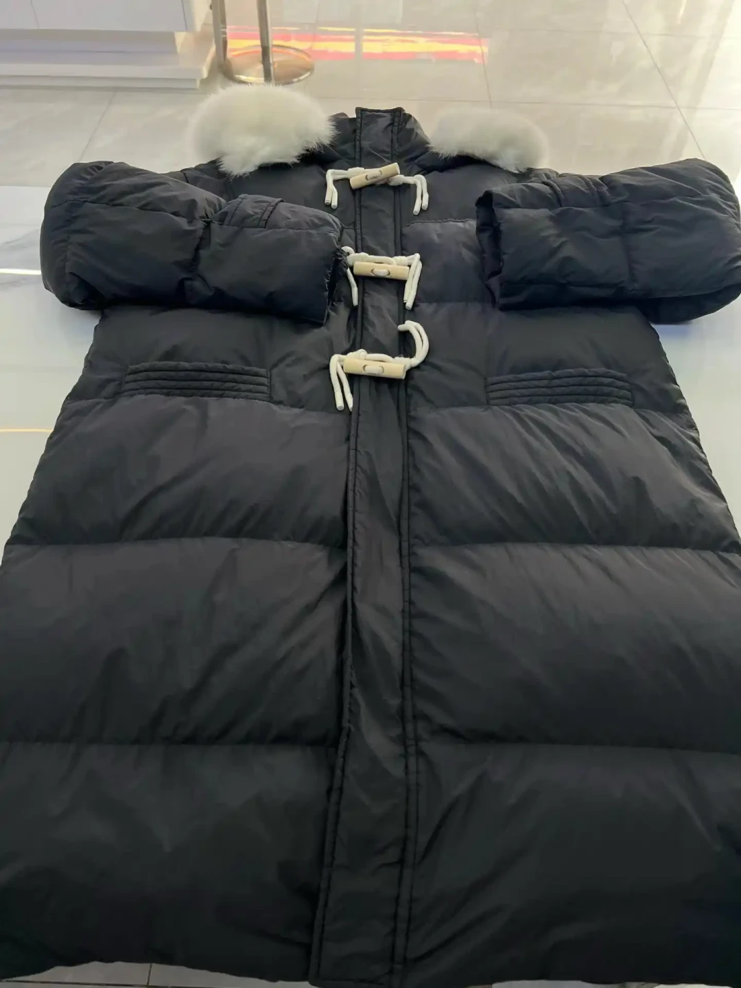 别急着把羽绒服送进干洗店：翻开水洗标，它写着