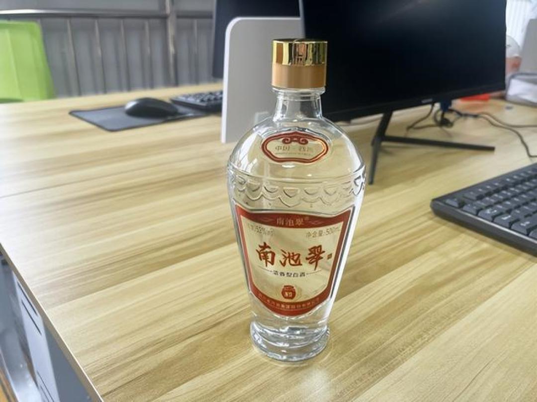 桌面上一瓶500ml光瓶白酒