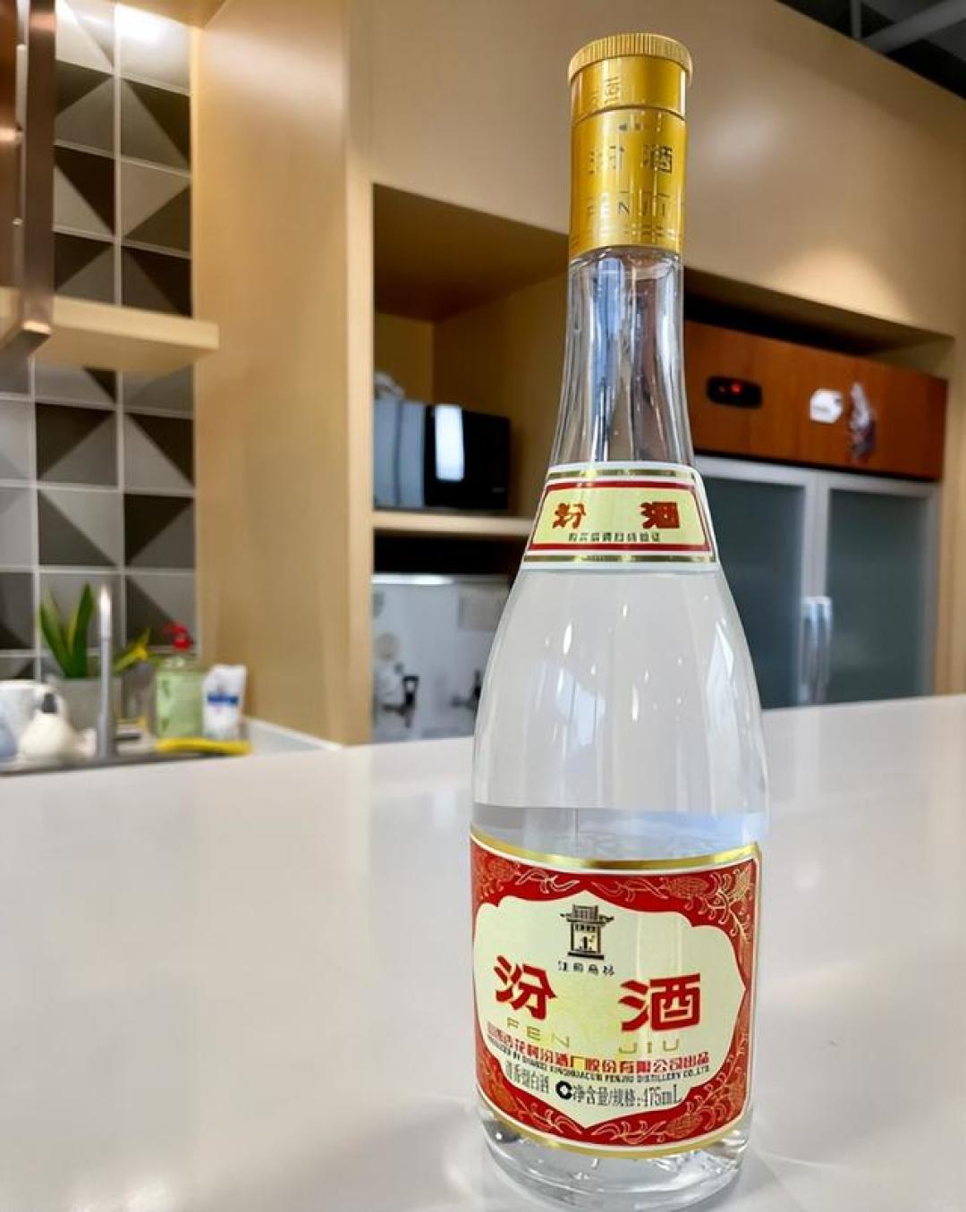 汾酒玻璃瓶身与净含量标签