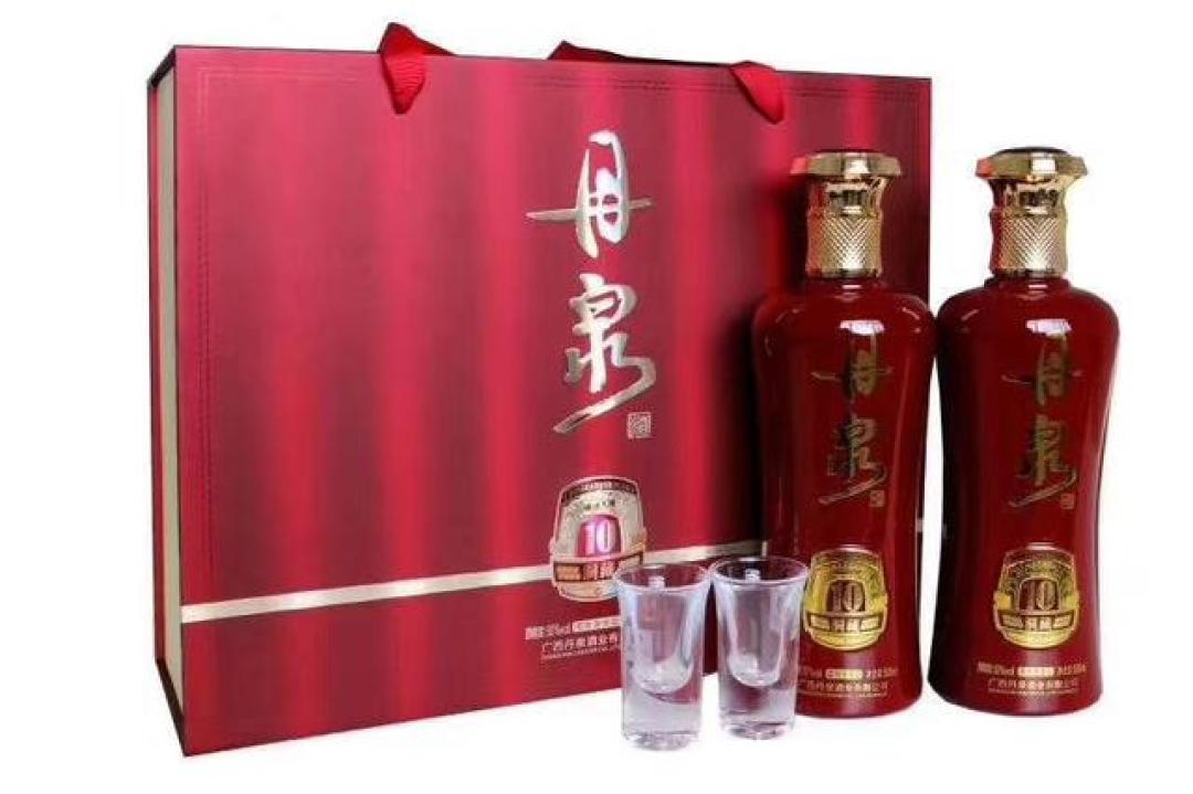 丹泉白酒礼盒与两瓶装配酒杯