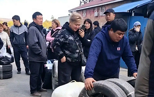 哈萨克斯坦人排队跑到中哈边境，就是为了买轮胎？