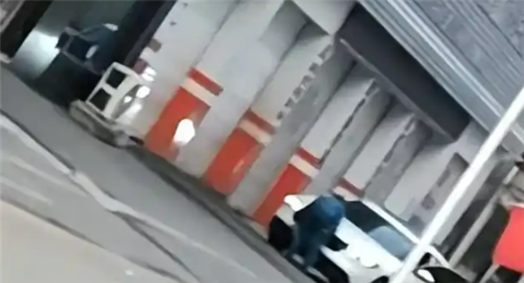 离谱!小区惊现孪生车牌 业主蹲守多日挖出真相:对方只为免费停车