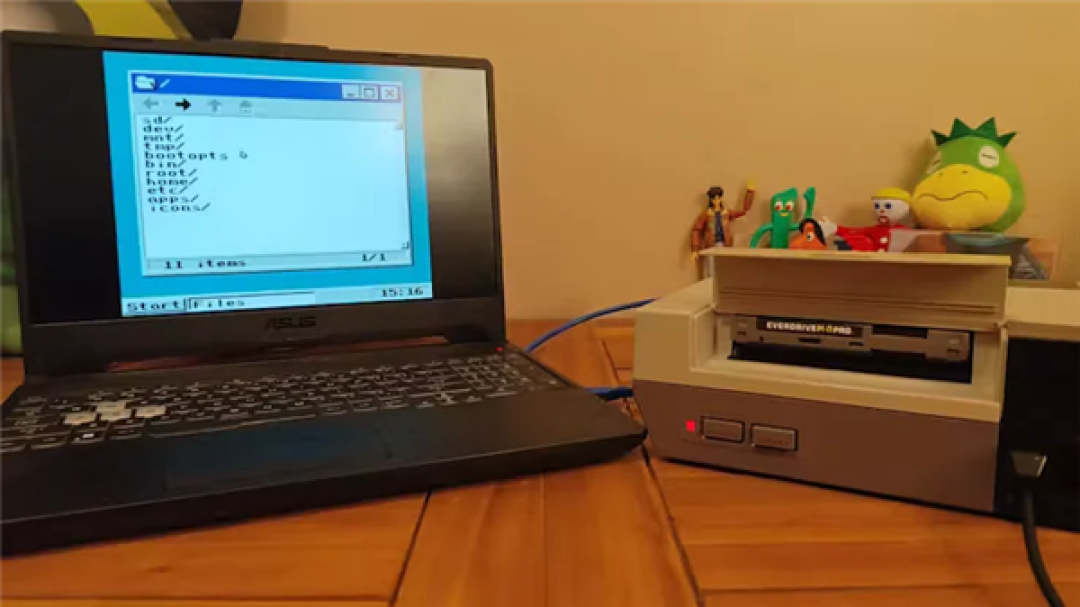 不用再翻出老主机了!网友把1985年的NES跑成了电脑:能玩Doom
