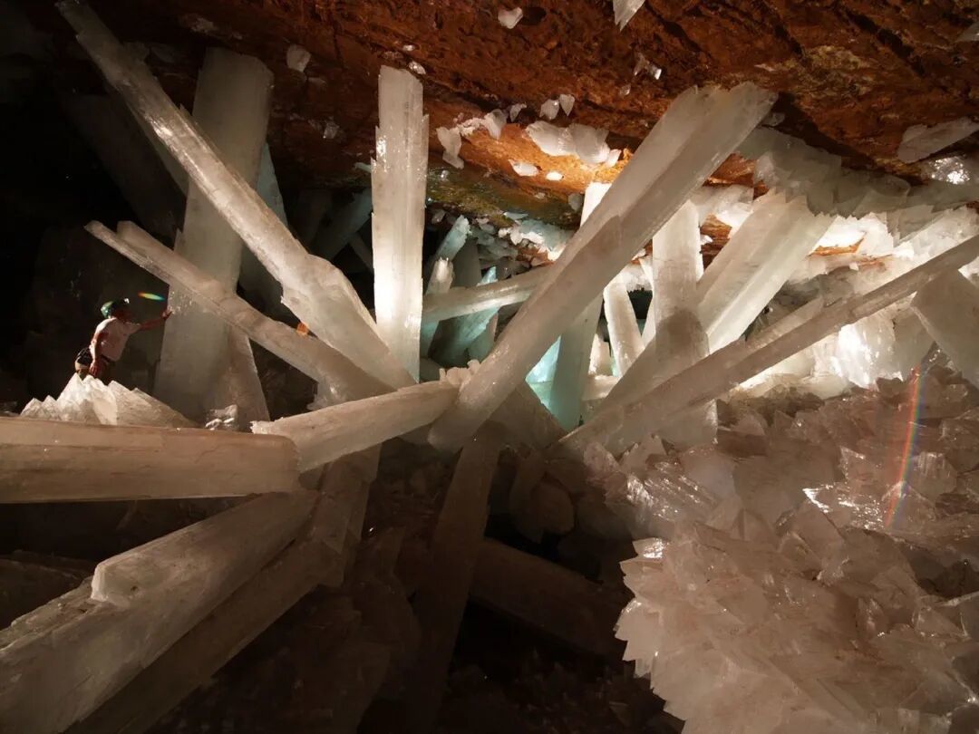 奈卡水晶洞:地下300米长出11米巨柱,为何50万年生长不停