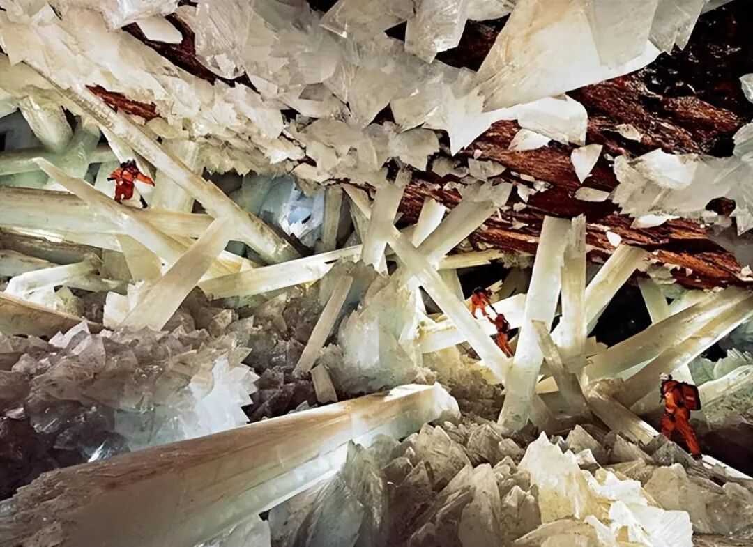 奈卡水晶洞:地下300米长出11米巨柱,为何50万年生长不停